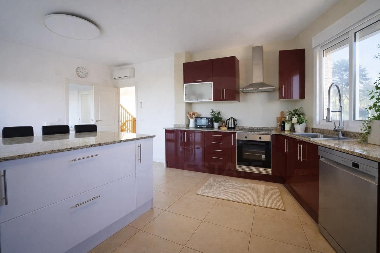 6 soveværelse Byhus til salg i Tarragona by med swimmingpool garage - € 690.000 (Ref: 9988371)