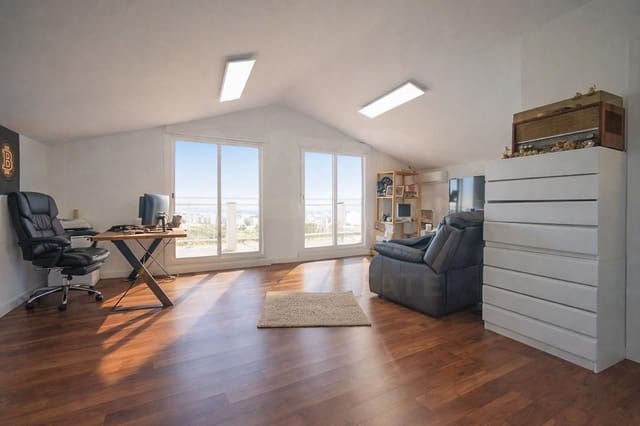 6 soveværelse Byhus til salg i Tarragona by med swimmingpool garage - € 690.000 (Ref: 9988371)