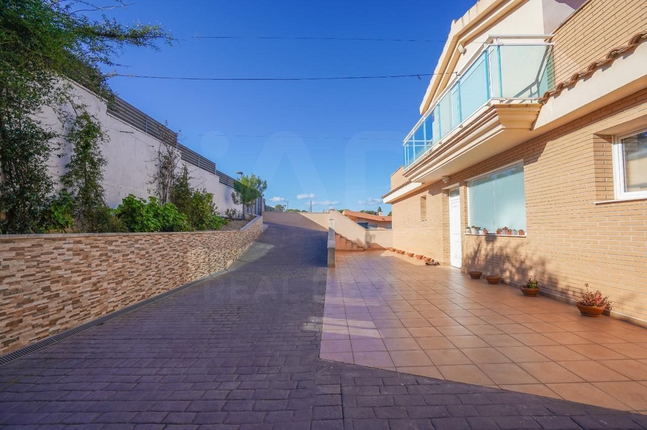 6 soveværelse Byhus til salg i Tarragona by med swimmingpool garage - € 690.000 (Ref: 9988371)