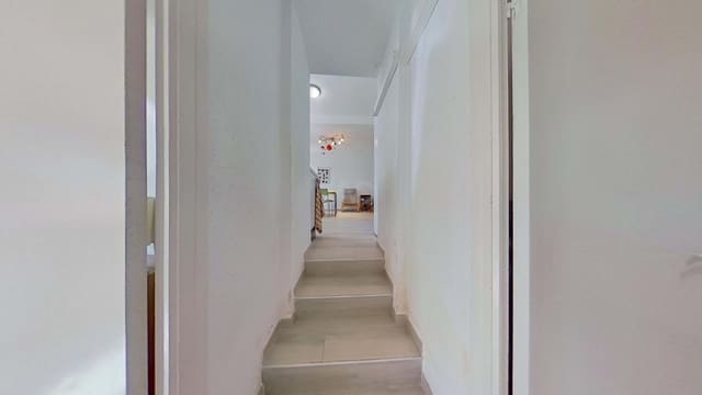 6 soveværelse Byhus til salg i Tarragona by med garage - € 140.000 (Ref: 9988372)