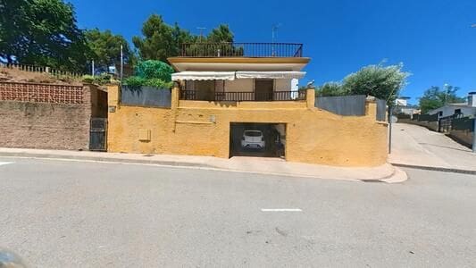 3 bedroom Townhouse for sale in Barcelona city with garage - € 199,000 (Ref: 9988377)