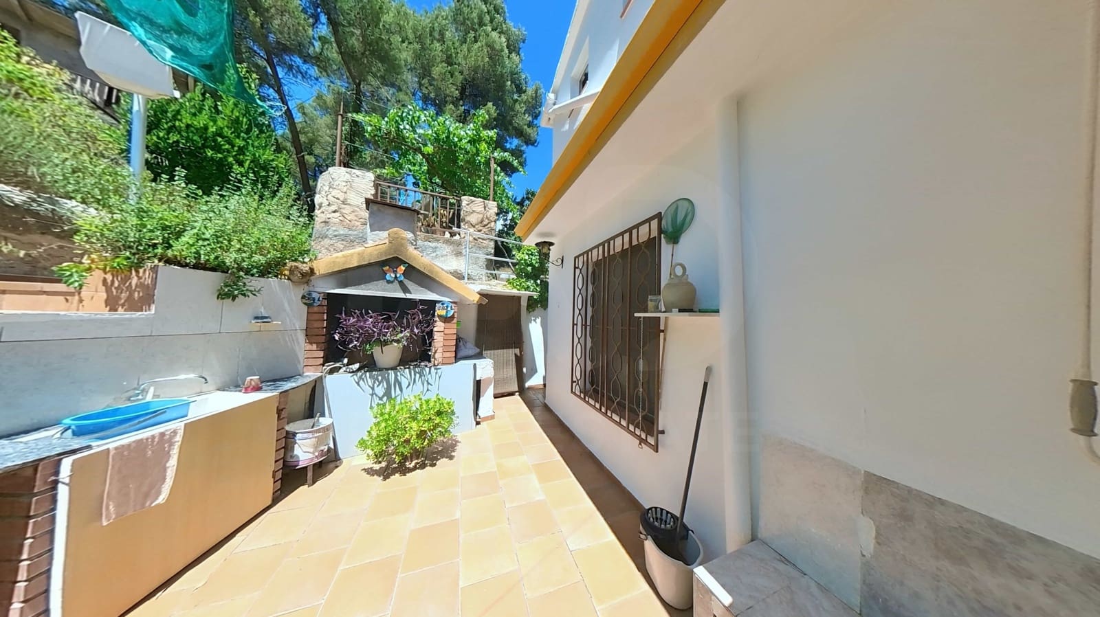 3 bedroom Townhouse for sale in Barcelona city with garage - € 199,000 (Ref: 9988377)