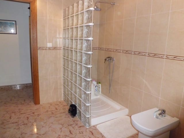 5 bedroom Villa for sale in Granada city - € 165,000 (Ref: 9988380)