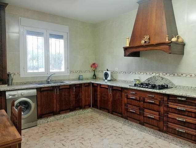 5 bedroom Villa for sale in Granada city - € 165,000 (Ref: 9988380)