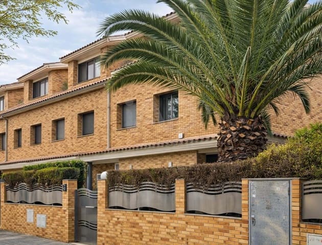 Adosado de 4 habitaciones en Tarragona ciudad en venta con piscina garaje - 549.000 € (Ref: 9988386)