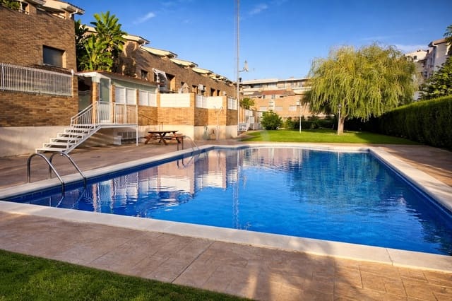4 bedroom Terraced Villa for sale in Salou with pool garage - € 549,000 (Ref: 9988386)