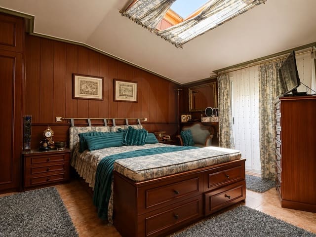 6 soveværelse Byhus til salg i Burgos by med swimmingpool garage - € 975.000 (Ref: 9988387)