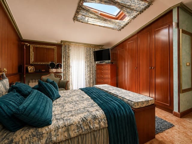 6 soveværelse Byhus til salg i Burgos by med swimmingpool garage - € 975.000 (Ref: 9988387)