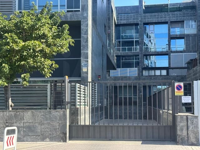 Garage til salg i Cuatro Vientos, Madrid by - € 22.950 (Ref: 9988391)