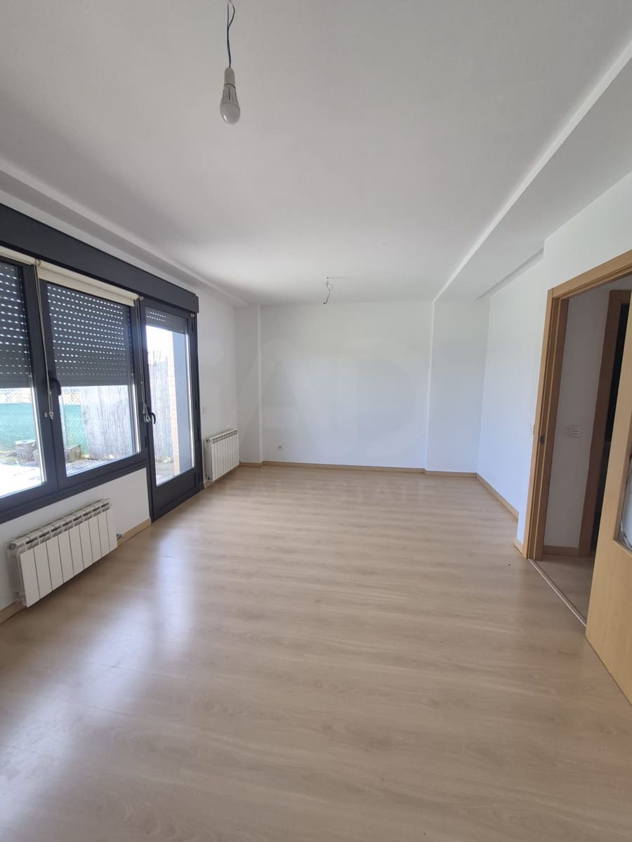 4 soverom Rekkehus til salgs i Leon by med garasje - € 160 000 (Ref: 9988405)