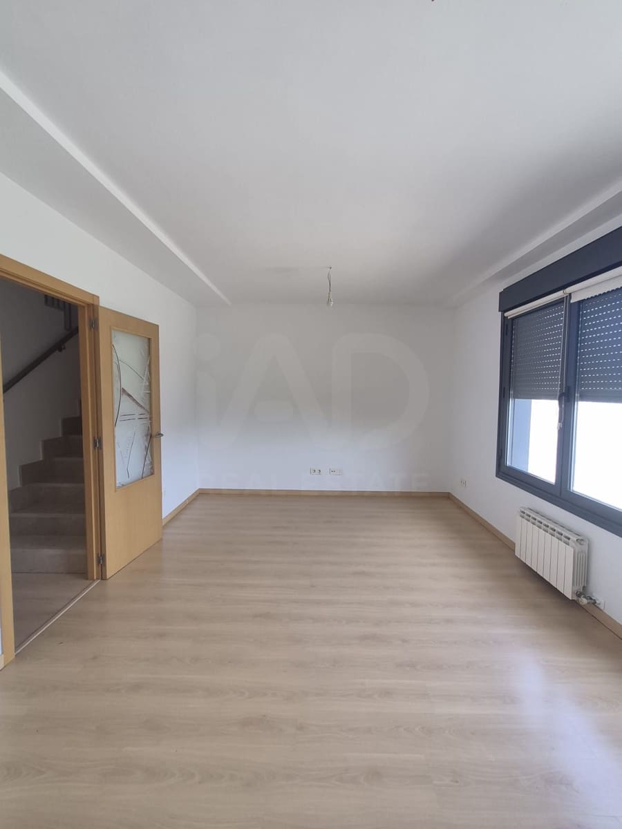 4 soverom Rekkehus til salgs i Leon by med garasje - € 160 000 (Ref: 9988405)