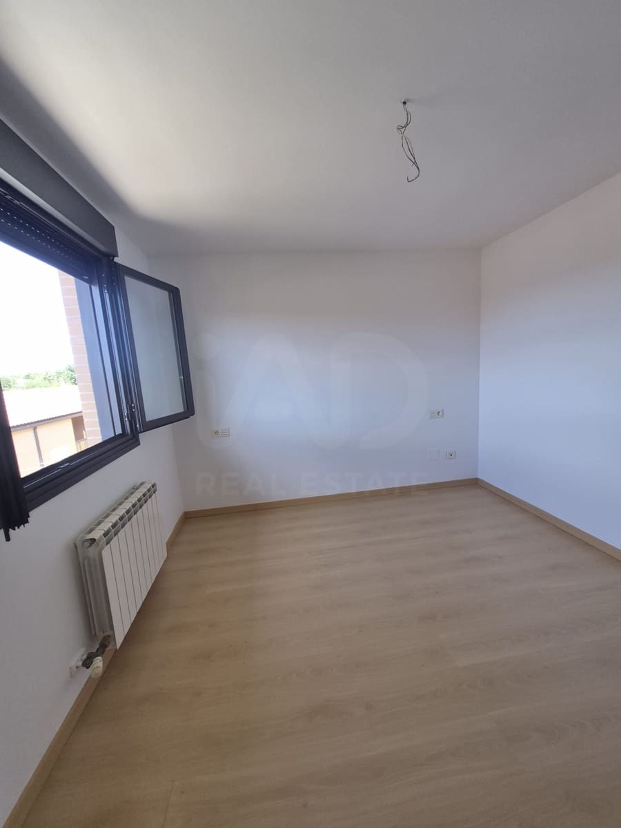 4 soverom Rekkehus til salgs i Leon by med garasje - € 160 000 (Ref: 9988405)