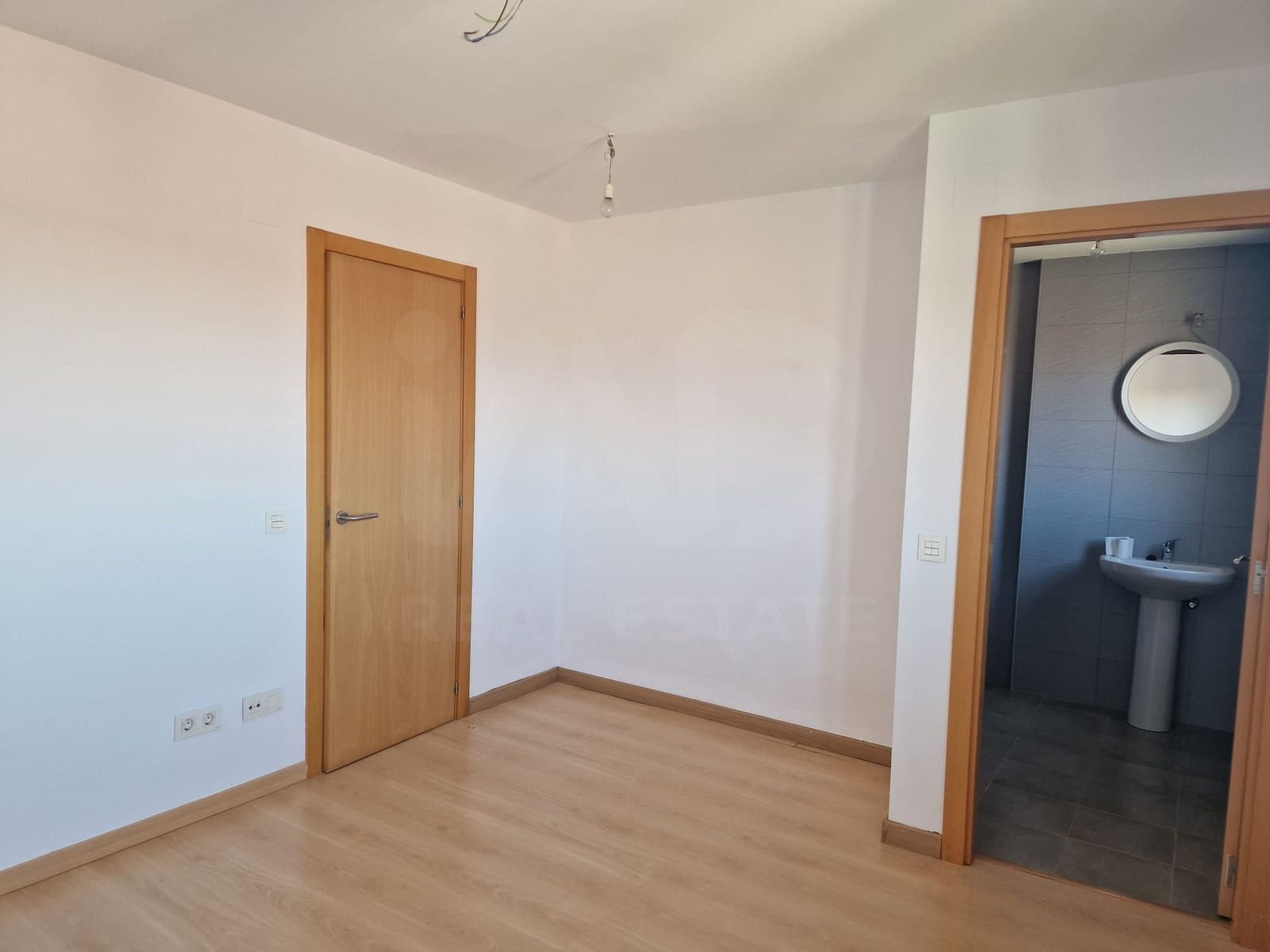 4 soverom Rekkehus til salgs i Leon by med garasje - € 160 000 (Ref: 9988405)