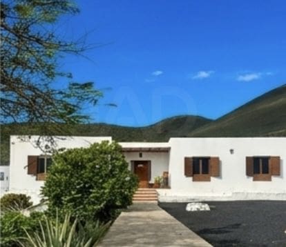 Chalet de 4 habitaciones en Ye, Haría en venta con garaje - 690.000 € (Ref: 9988412)