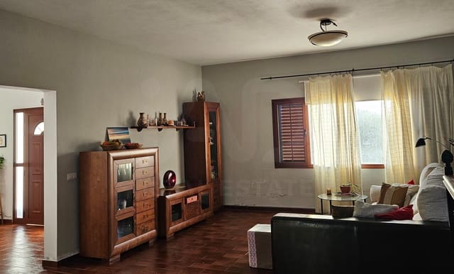 Chalet de 4 habitaciones en Ye, Haría en venta con garaje - 690.000 € (Ref: 9988412)