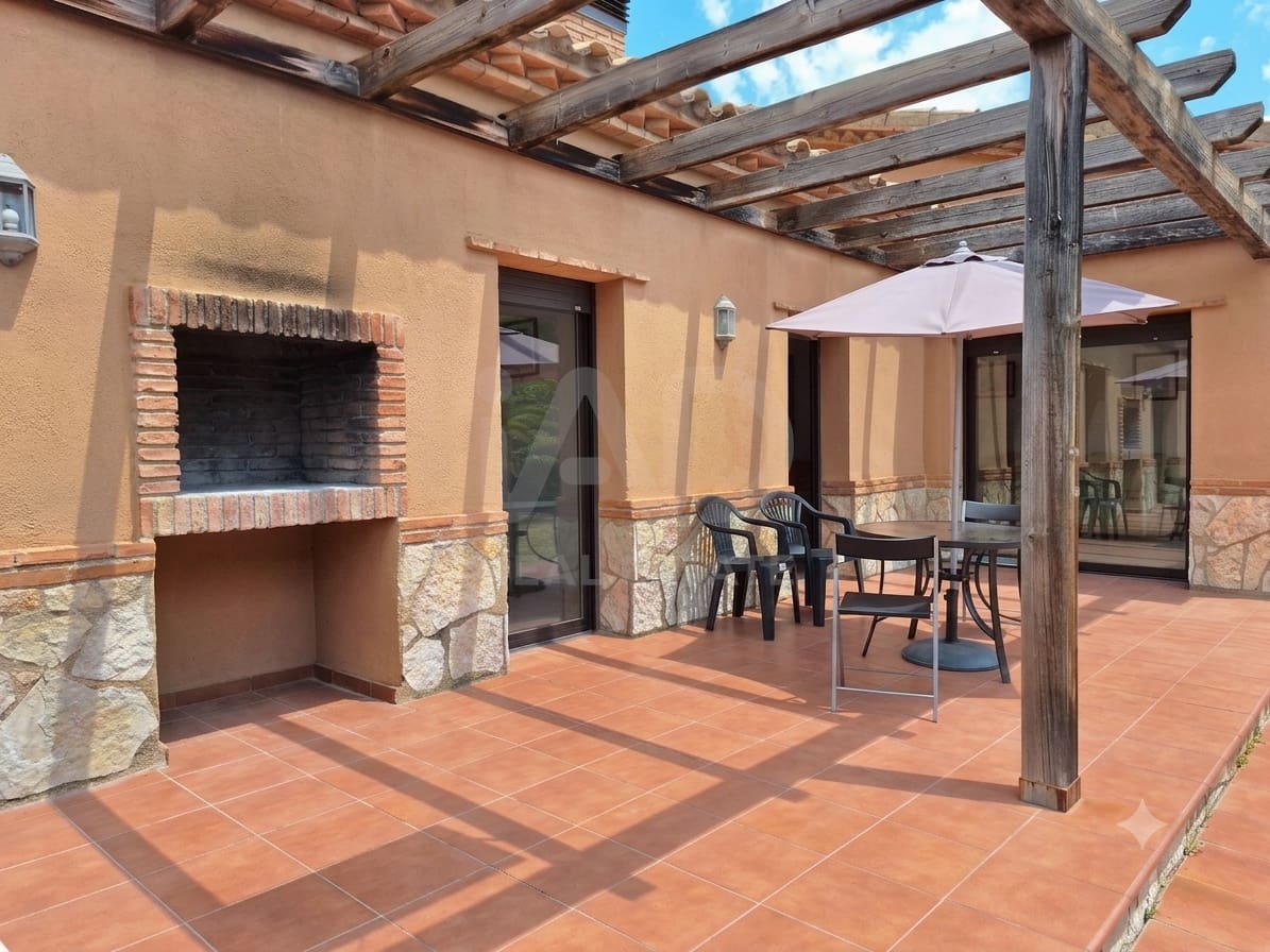 3 soverom Villa til salgs i Tarragona by med svømmebasseng - € 300 000 (Ref: 9988413)