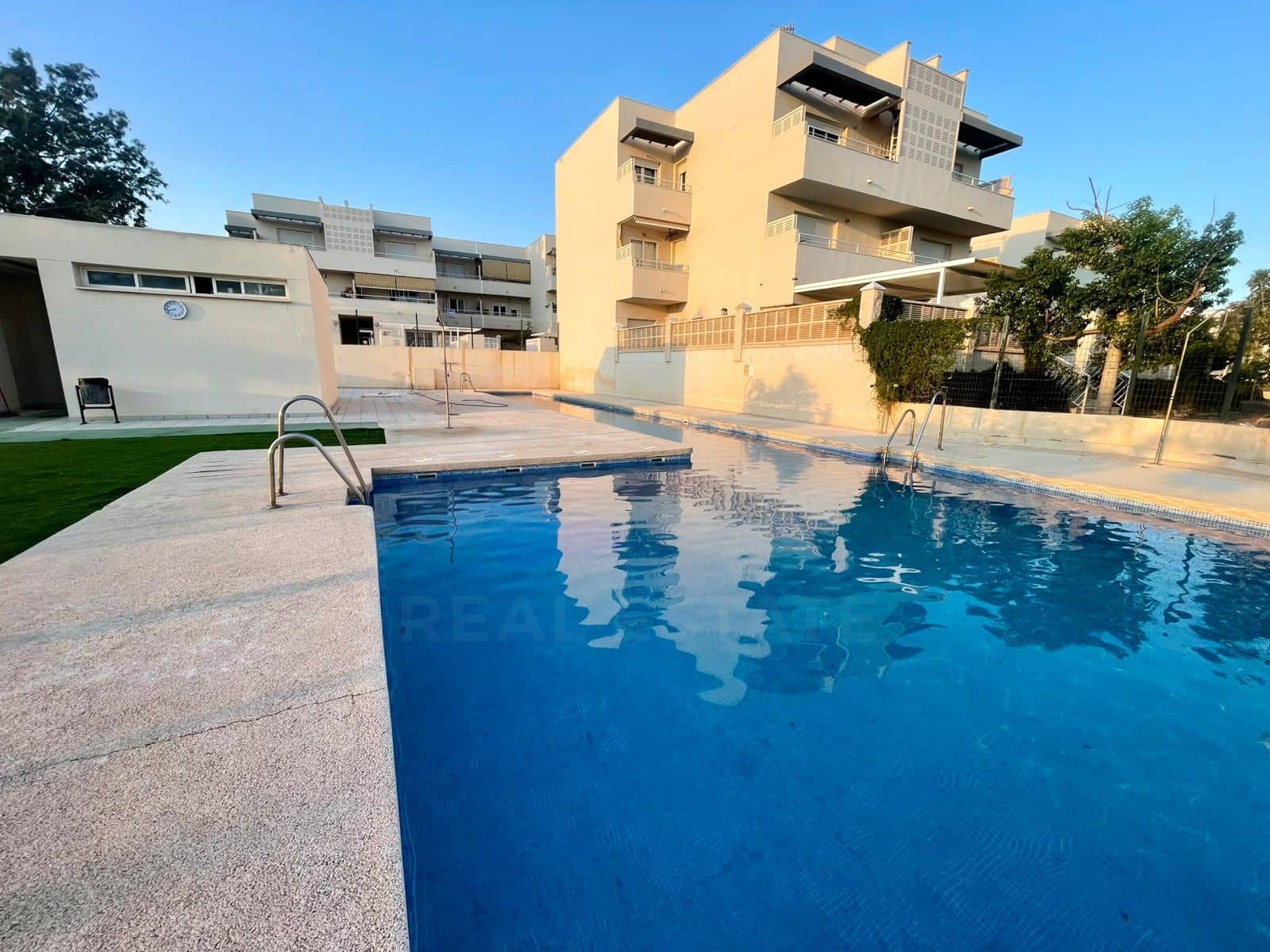 2 soverom Penthouse til salgs i Almeria by med svømmebasseng garasje - € 223 000 (Ref: 9988419)