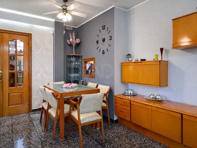 5 soverom Hus til salgs i Barcelona by med svømmebasseng garasje - € 380 000 (Ref: 9988423)