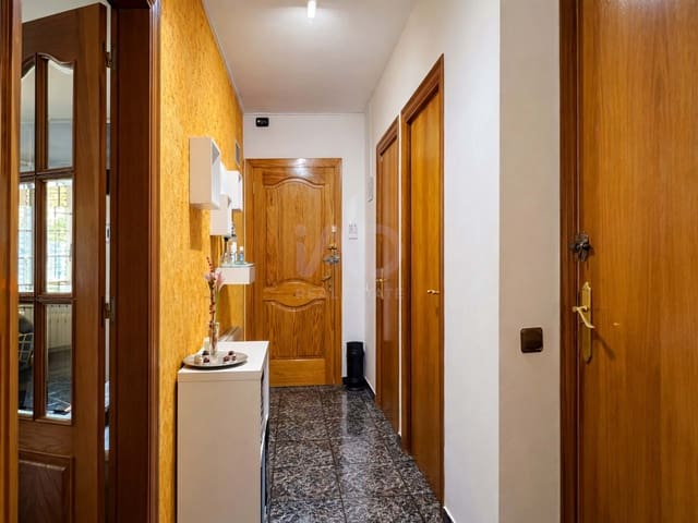 5 soverom Hus til salgs i Barcelona by med svømmebasseng garasje - € 380 000 (Ref: 9988423)