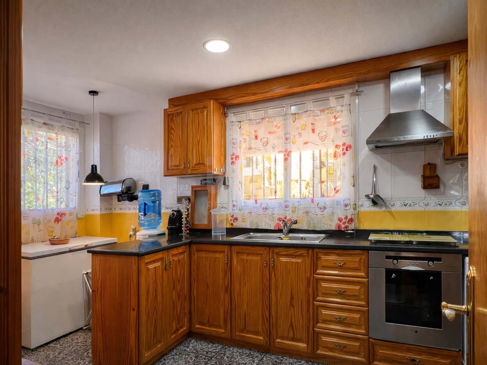 5 soverom Hus til salgs i Barcelona by med svømmebasseng garasje - € 380 000 (Ref: 9988423)