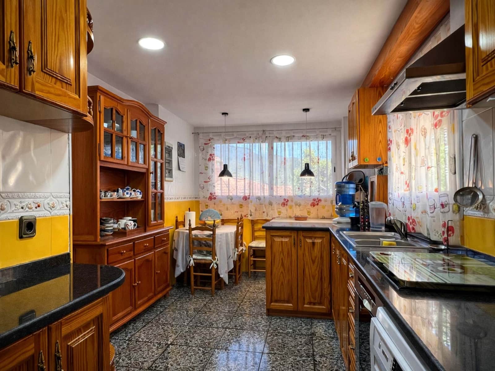 5 soverom Hus til salgs i Barcelona by med svømmebasseng garasje - € 380 000 (Ref: 9988423)