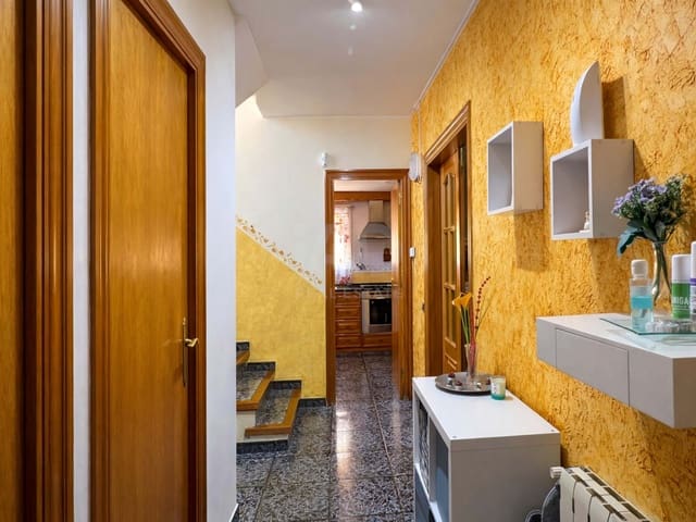 5 soverom Hus til salgs i Barcelona by med svømmebasseng garasje - € 380 000 (Ref: 9988423)