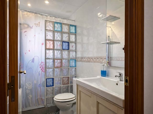 5 soverom Hus til salgs i Barcelona by med svømmebasseng garasje - € 380 000 (Ref: 9988423)