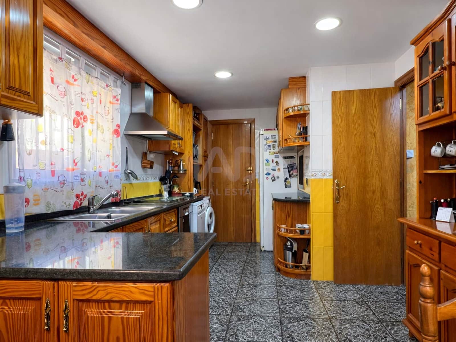 5 soverom Hus til salgs i Barcelona by med svømmebasseng garasje - € 380 000 (Ref: 9988423)