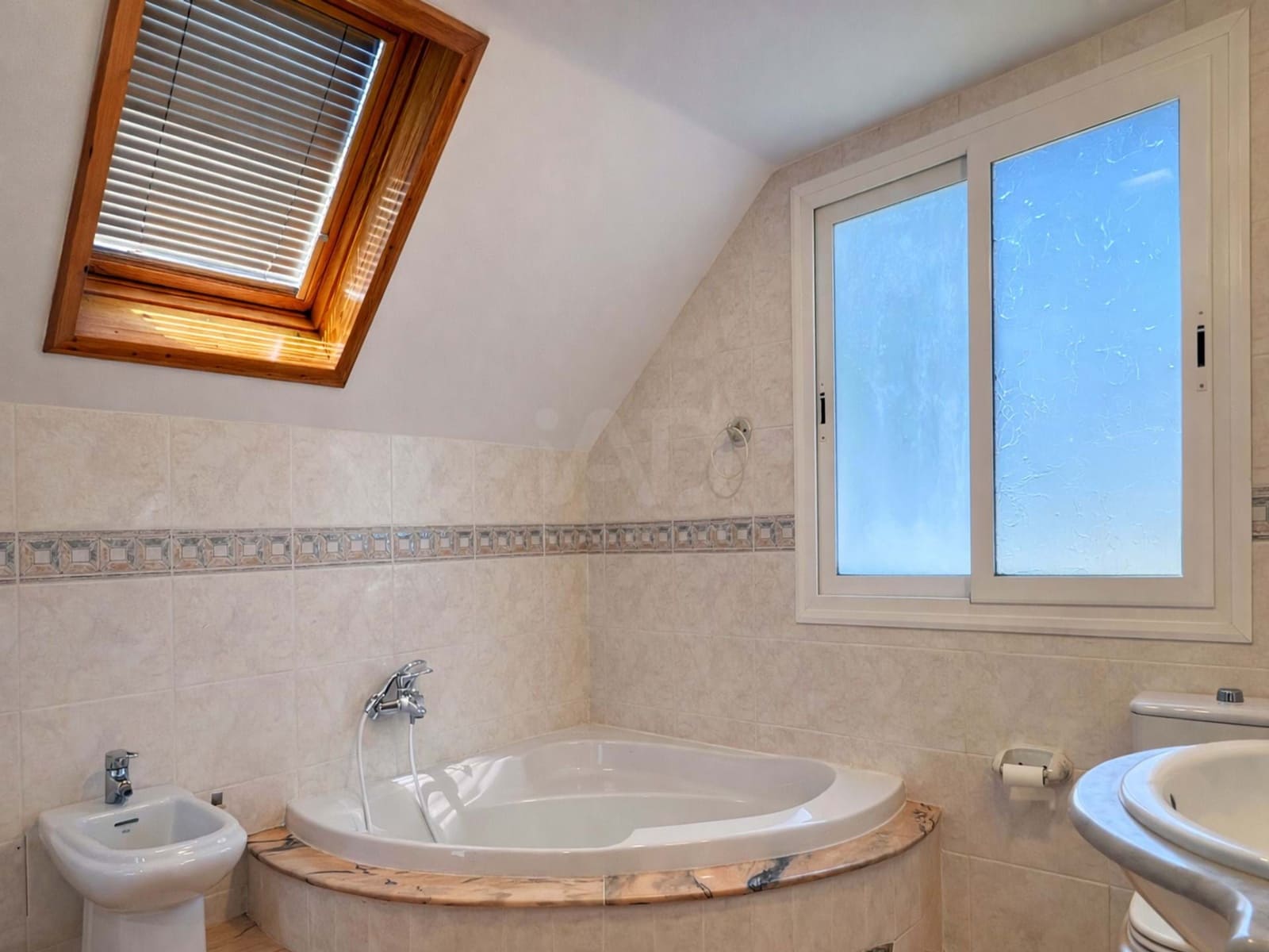 5 soverom Hus til salgs i Barcelona by med svømmebasseng garasje - € 380 000 (Ref: 9988423)