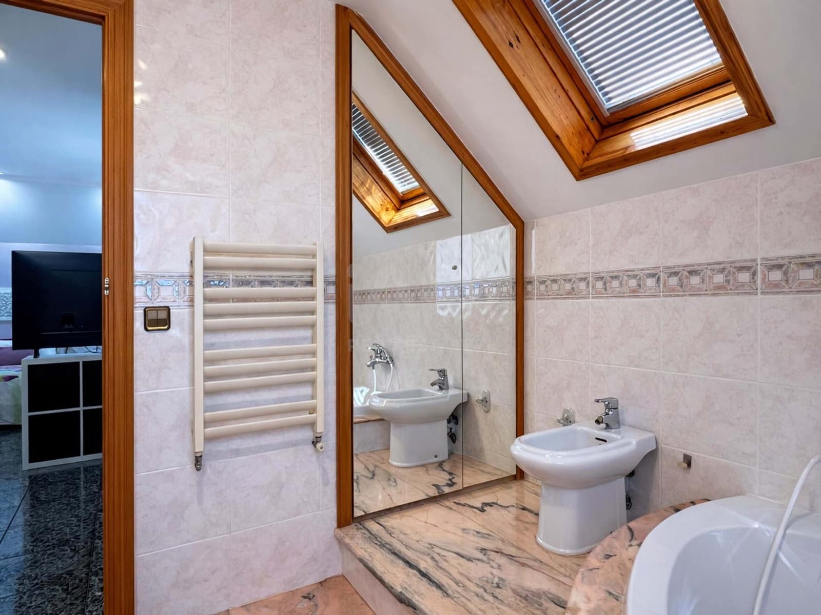 5 soverom Hus til salgs i Barcelona by med svømmebasseng garasje - € 380 000 (Ref: 9988423)