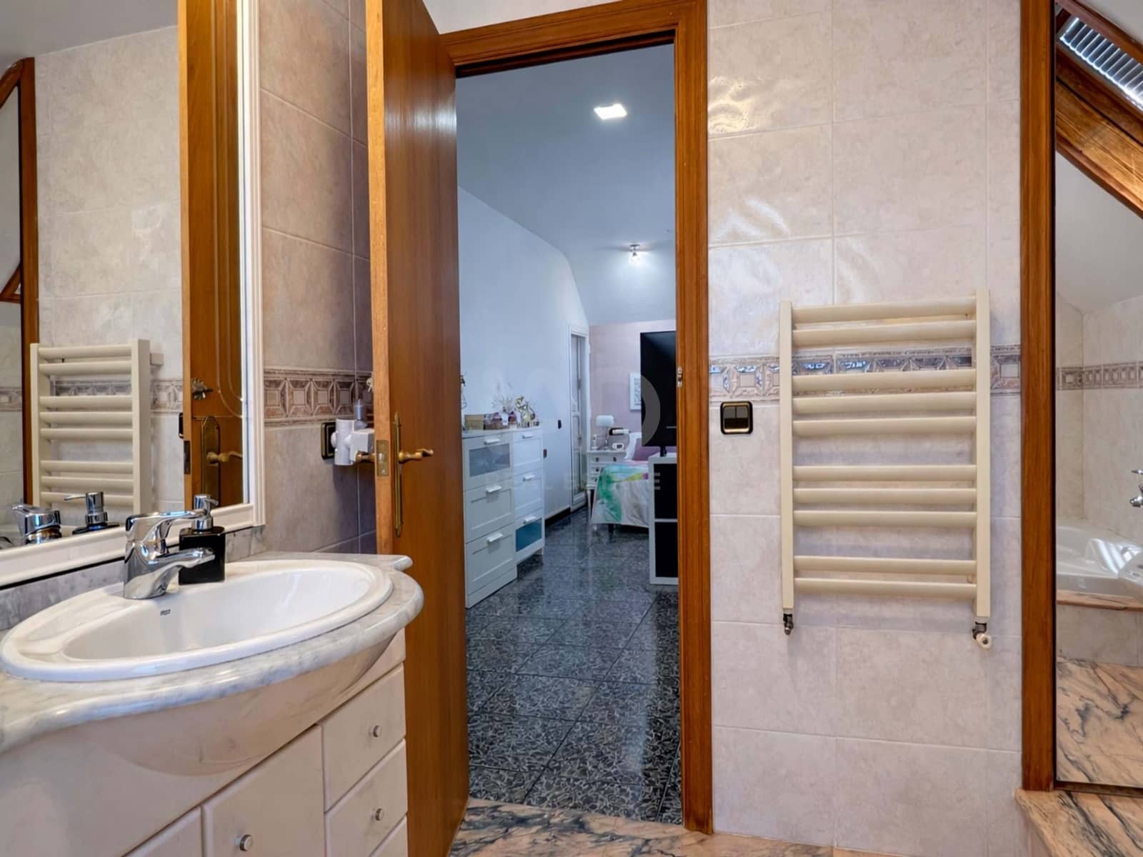 5 soverom Hus til salgs i Barcelona by med svømmebasseng garasje - € 380 000 (Ref: 9988423)