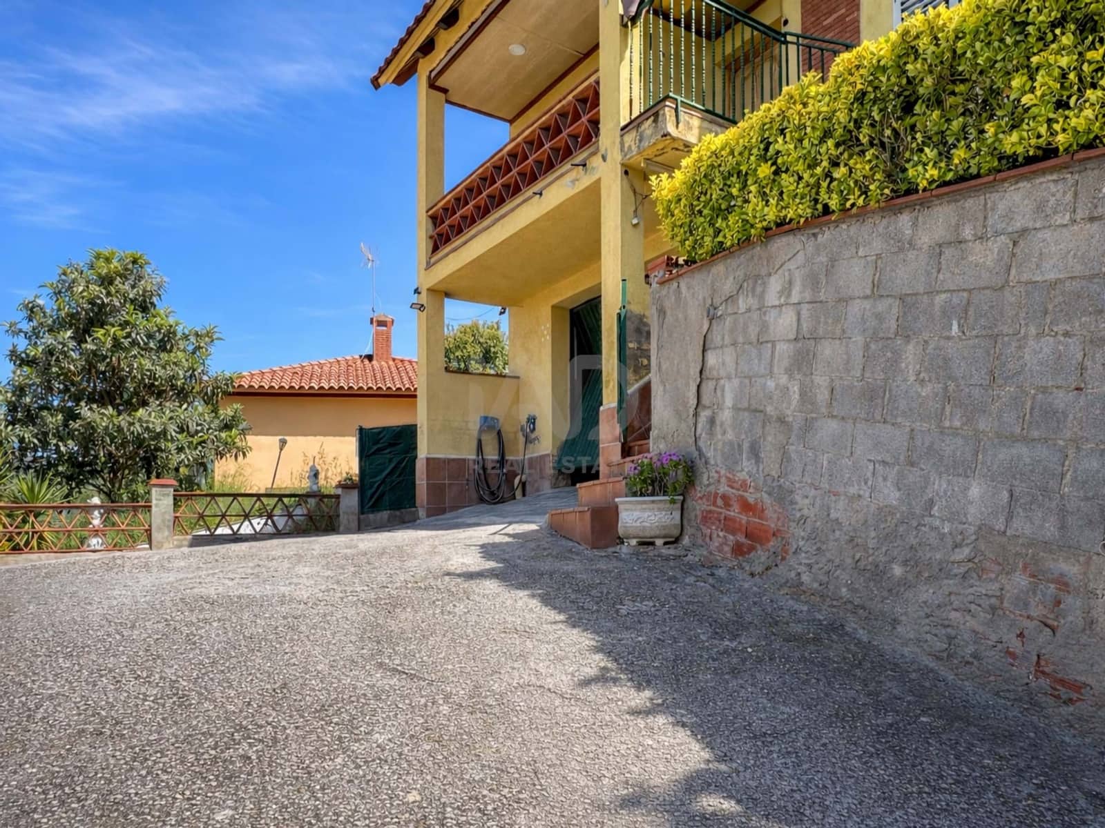 5 soverom Hus til salgs i Barcelona by med svømmebasseng garasje - € 380 000 (Ref: 9988423)