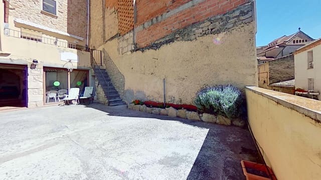 4 sovrum Radhus till salu i Lleida stad med garage - 270 000 € (Ref: 9988433)