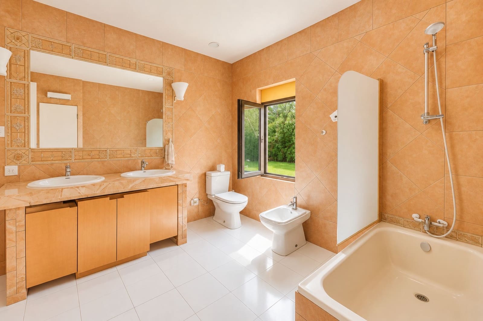 4 bedroom Villa for sale in Marbella with garage - € 920,000 (Ref: 9988448)