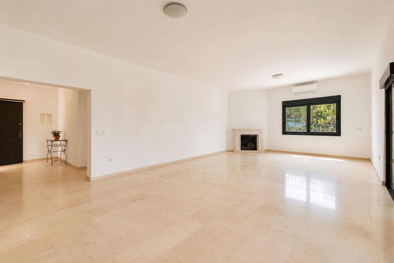 4 bedroom Villa for sale in Marbella with garage - € 920,000 (Ref: 9988448)