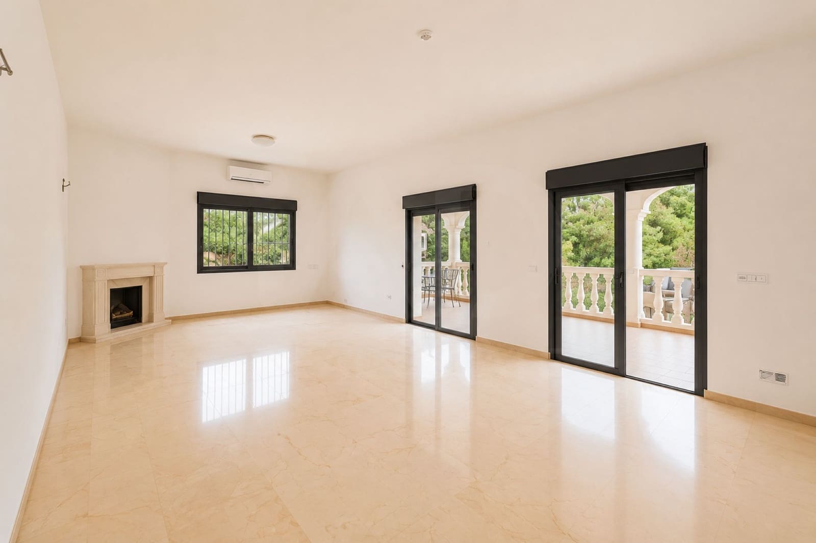 4 bedroom Villa for sale in Marbella with garage - € 920,000 (Ref: 9988448)