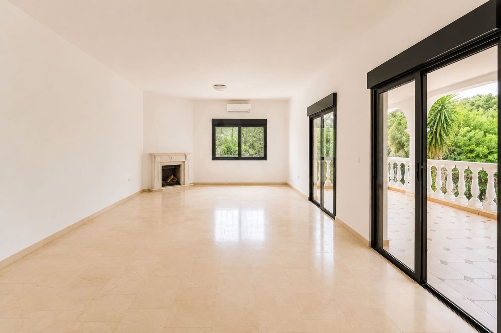 4 bedroom Villa for sale in Marbella with garage - € 920,000 (Ref: 9988448)