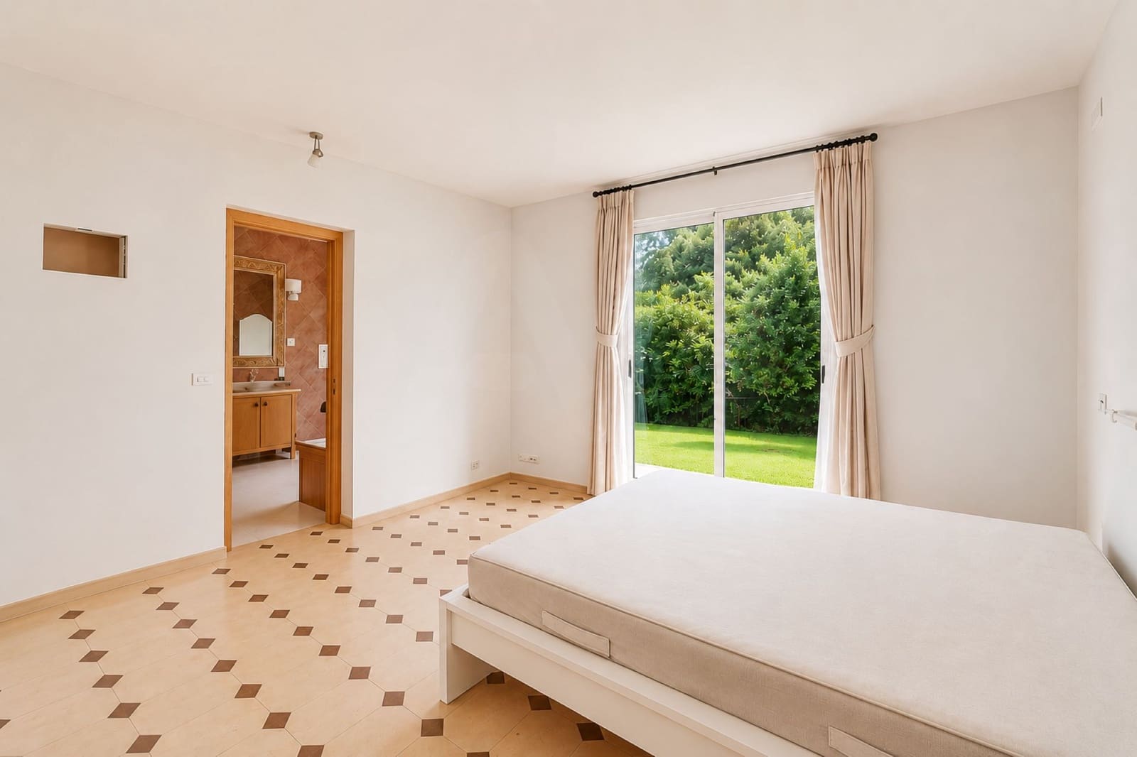 4 bedroom Villa for sale in Marbella with garage - € 920,000 (Ref: 9988448)