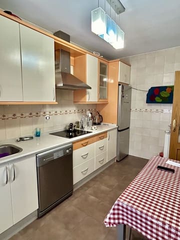 4 soveværelse Rækkehus til salg i León by med swimmingpool - € 254.000 (Ref: 9988451)