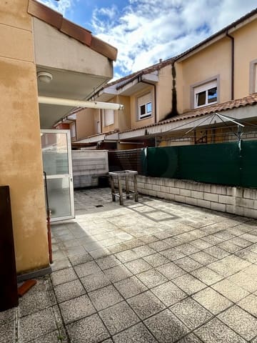 4 soveværelse Rækkehus til salg i León by med swimmingpool - € 254.000 (Ref: 9988451)