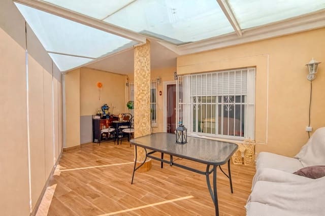 3 soverom Rekkehus til salgs i Alicante by med svømmebasseng garasje - € 329 000 (Ref: 9988485)