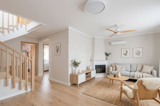 3 soverom Rekkehus til salgs i Alicante by med svømmebasseng garasje - € 329 000 (Ref: 9988485)