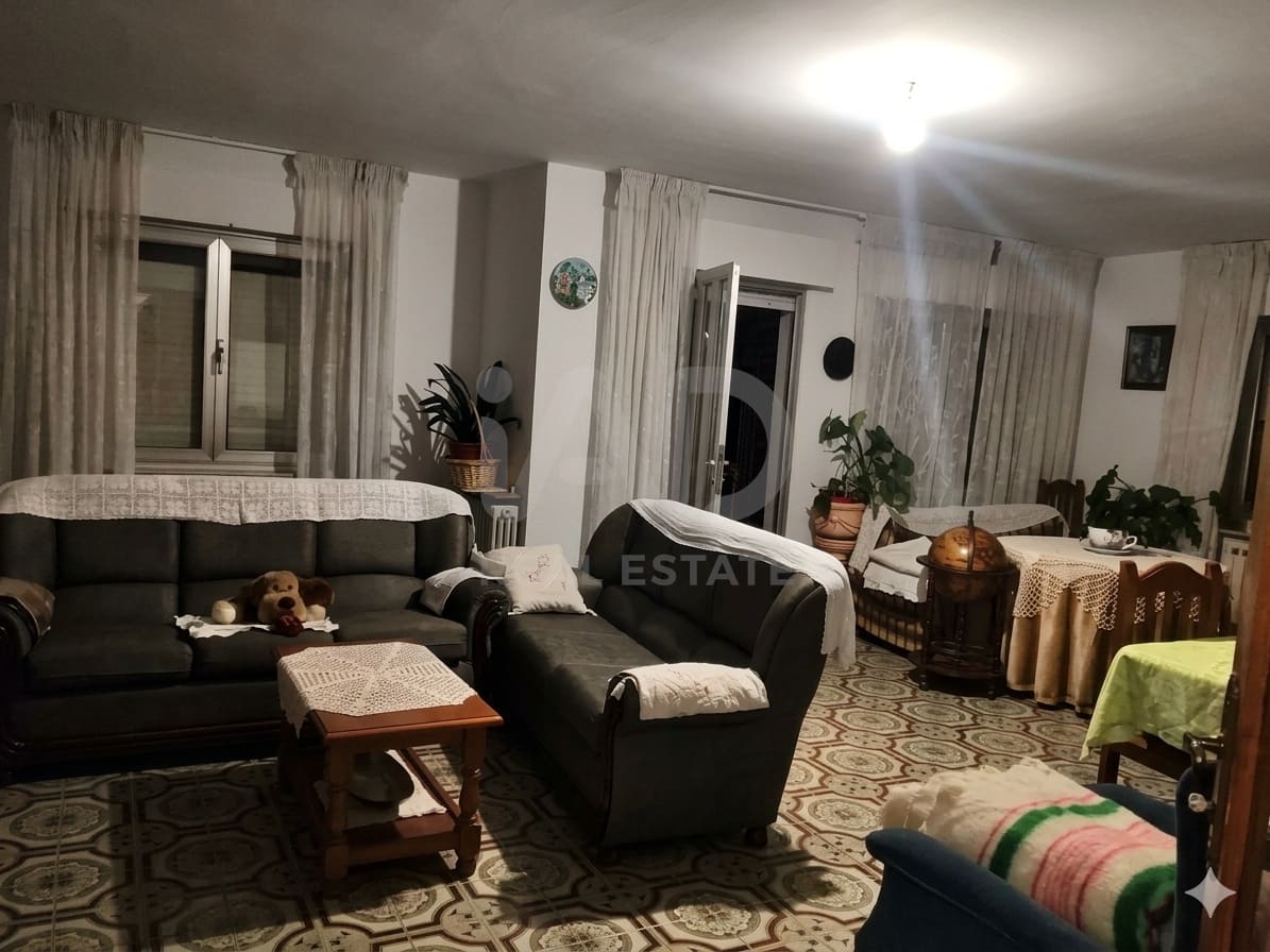 4 sypialnia Willa na sprzedaż w Miasto Leon z garażem - 132 900 € (Ref: 9988513)