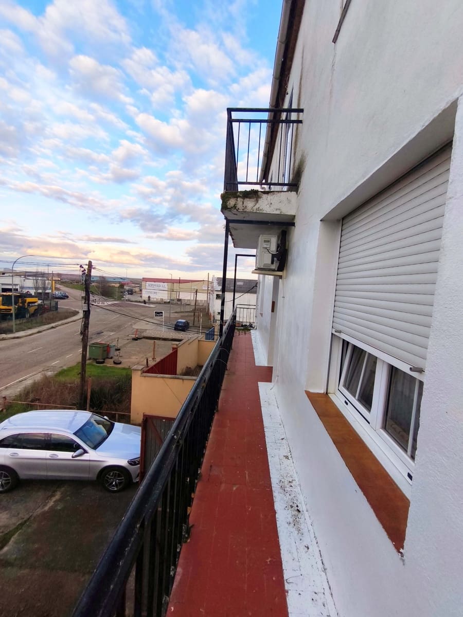 Kommersiell til salgs i Leon by - € 150 000 (Ref: 9988532)