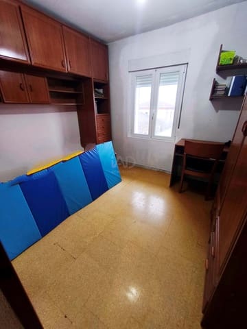 Kommersiell til salgs i Leon by - € 150 000 (Ref: 9988532)