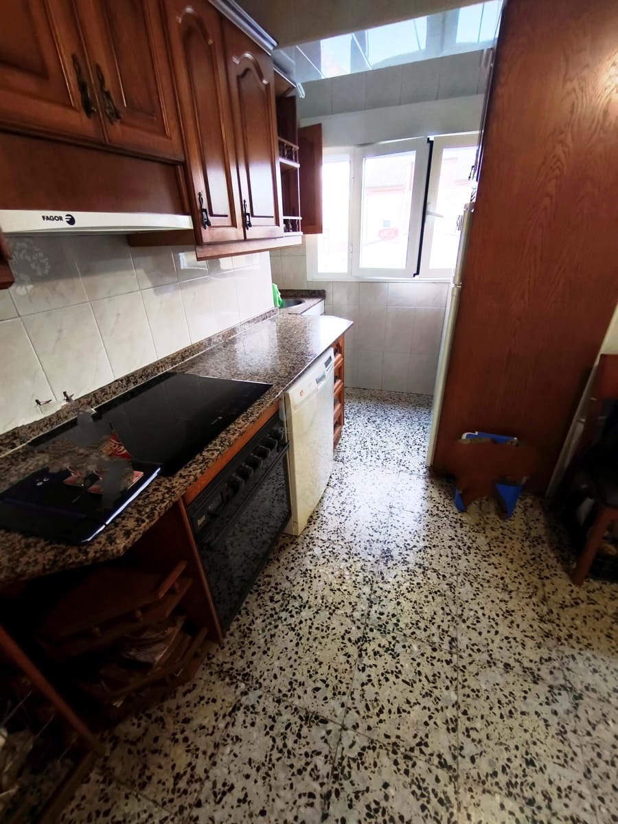 Kommersiell til salgs i Leon by - € 150 000 (Ref: 9988532)