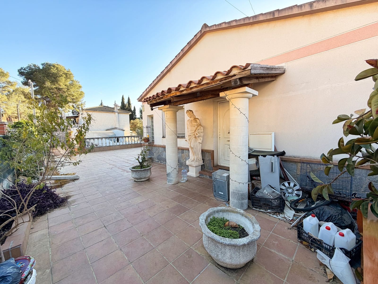 3 bedroom Townhouse for sale in Barcelona city with pool - € 240,000 (Ref: 9988543)