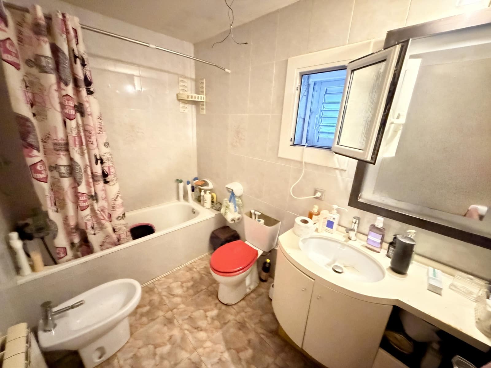 3 bedroom Townhouse for sale in Barcelona city with pool - € 240,000 (Ref: 9988543)