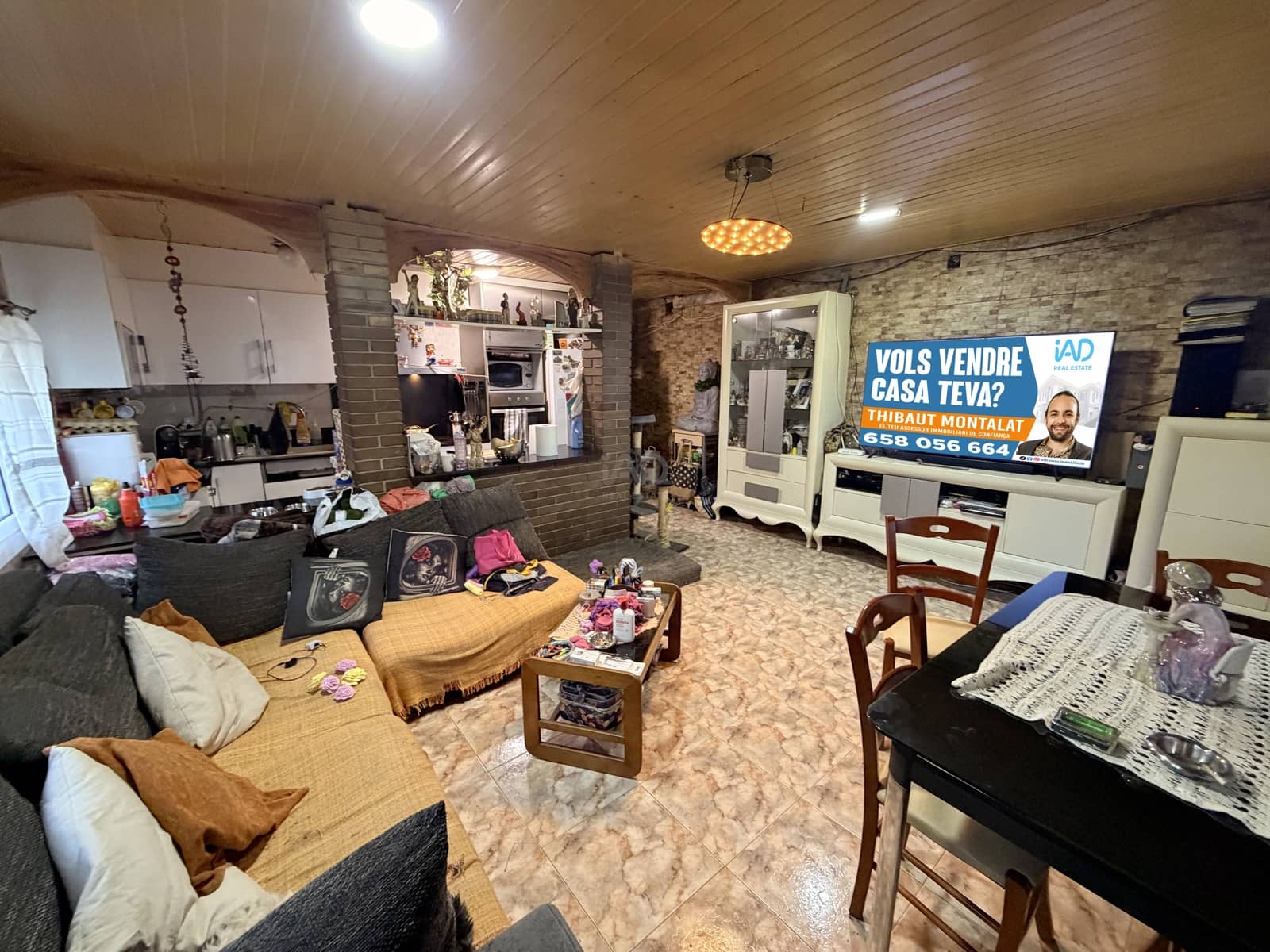 3 bedroom Townhouse for sale in Barcelona city with pool - € 240,000 (Ref: 9988543)