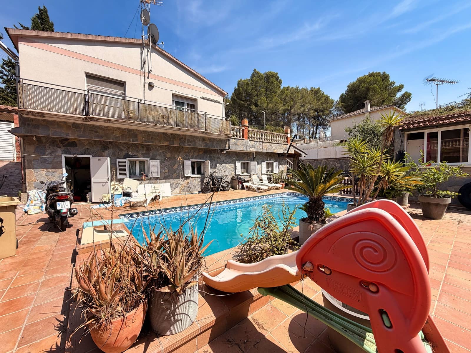 3 bedroom Townhouse for sale in Barcelona city with pool - € 240,000 (Ref: 9988543)
